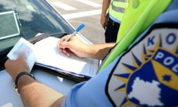 Policia-e-Kosoves-duke-shqiptuar-gjoba.-Foto-ilustruese-850x392-1-600x360