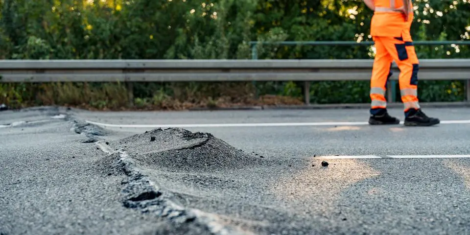 aufgerissener asphalt und stundenlanger stau bei 39 grad a5 bei bensheim nach hitzeschaden voll gesperrt