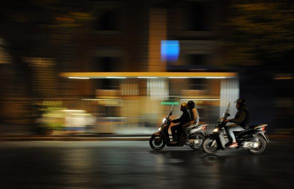 scooters-384560_1280-587x379